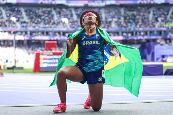 Antônia Keyla conquista o bronze na final dos 1500m de atletismo