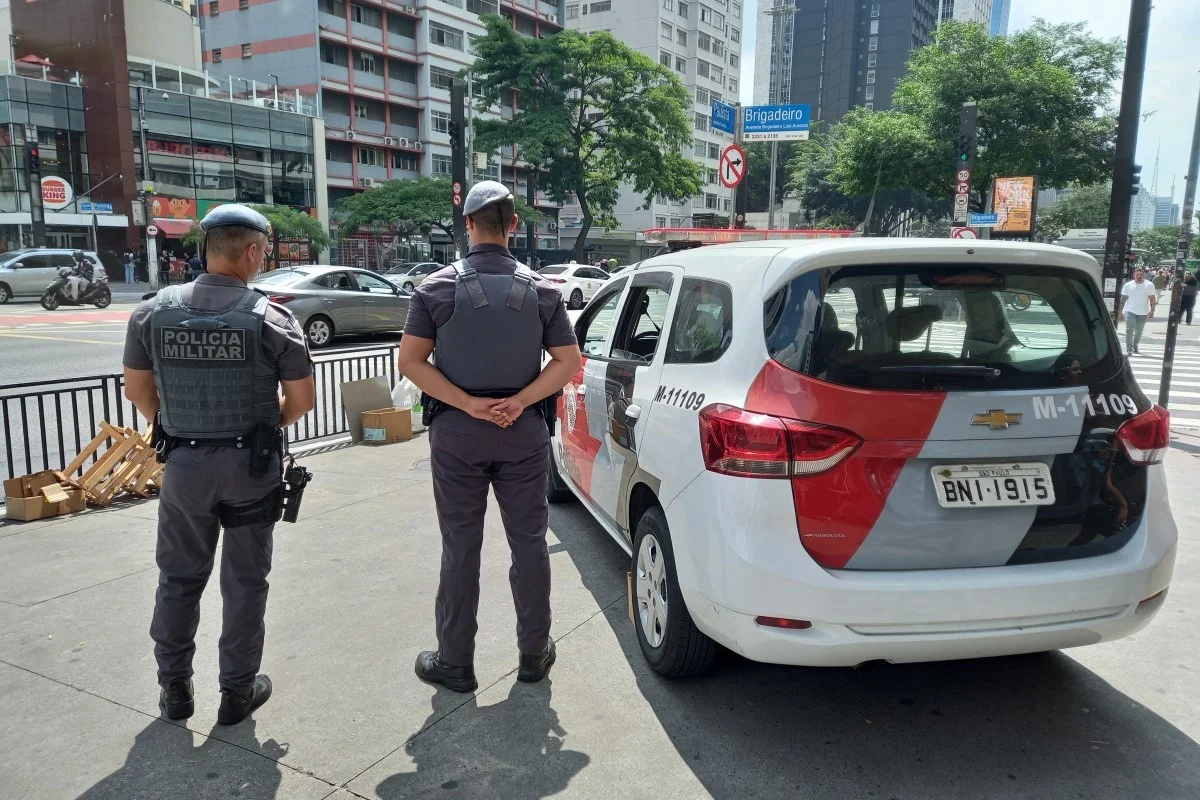 Imagem mostra PMs e viatura na Avenida Paulista, em São Paulo - Metrópoles