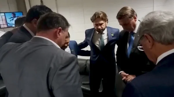 Vídeo: Bolsonaro fez oração com ministros e assessores antes do JN
