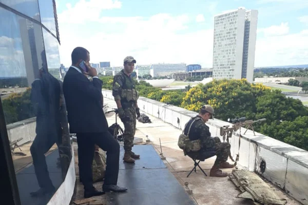 Atiradores de elite mantêm vigilância na Esplanada dos Ministérios