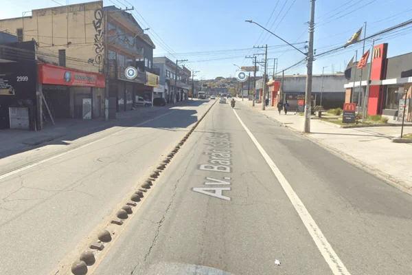 Imagem colorida da Avenida Barão de Mauá, onde aconteceu a briga de trânsito que resultou em um motorista morto por um pm - Metrópoles