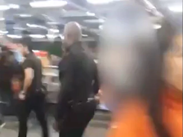 Metrô: seguranças dão “mata-leão” em vendedor e são acusados de racismo; vídeo