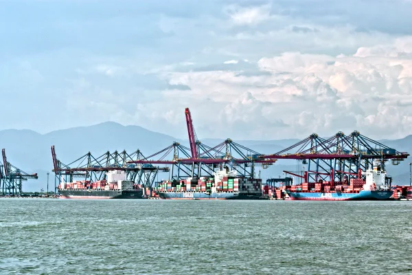 Imagem colorida do Porto de Santos, em São Paulo - Metrópoles