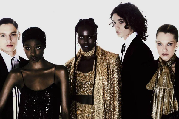 Na imagem com cor, modelos usam peças da coleção Glow da Amissima
