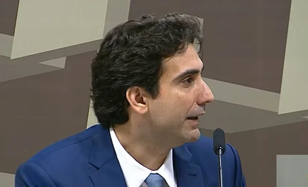Reprodução de imagem colorida do Presidente do Banco Central, Gabriel Galípolo, na CPI do Crime Organizado - Metrópoles