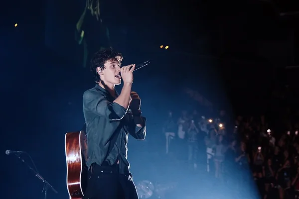 Depois de cancelar show, Shawn Mendes aparece de cueca na varanda