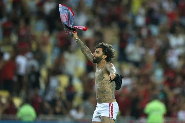 Gabigol ironiza críticas sobre forma física: “Estou muito gostoso”