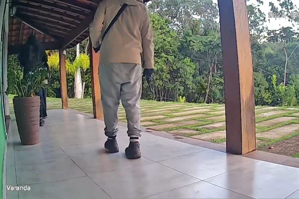 imagem coloridamostradois ladrões em invasão a condomínio em guararema
