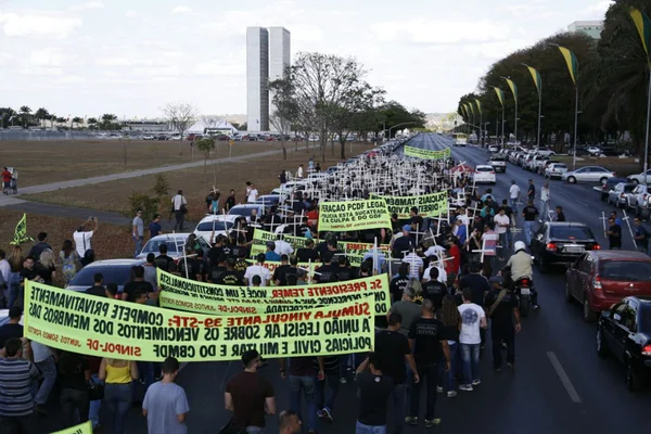 Após fechar delegacias, Polícia Civil espera proposta de aumento