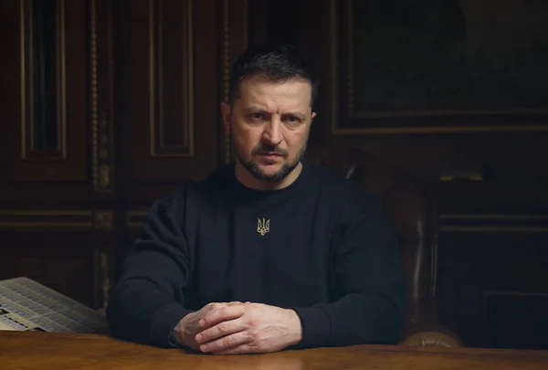 presidente da ucrania volodymyr zelensky sentado em mesa fazendo discurso - metrópoles