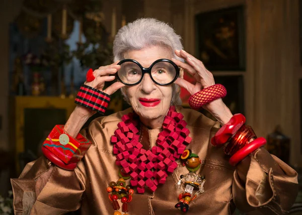 Iris Apfel posando para foto - Metrópoles