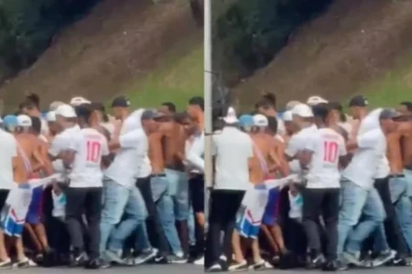 Foto colorida de homem sendo espancado por torcida organizada do Bahia em Salvador - Metrópoles