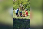 Vira-lata caramelo cai em poço de 5 metros e é resgatado pela Defesa Civil