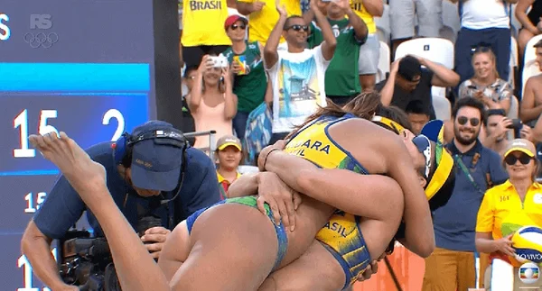 De virada, Ágatha e Bárbara Seixas superam tchecas no vôlei de praia