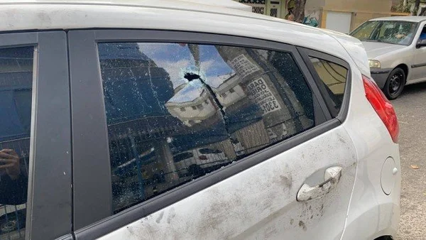Carro do sargento da Polícia Militar Rodrigo Mendonça de Andrade, morto na Vila da Penha, zona norte do Rio