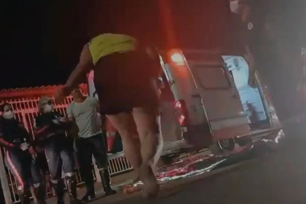 Parente chora e grita ao ver corpo de homem na rua