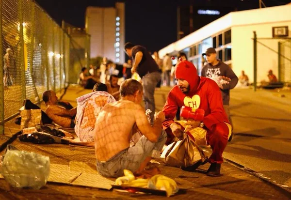 Hamburgueria da Asa Norte distribui lanches para moradores de rua
