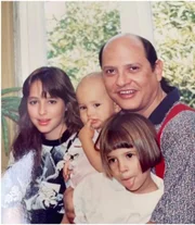 A primogênita, Fabiana, tem 45 anos. Bianca Comparato tem 40 e a caçula, Lorena, tem 36