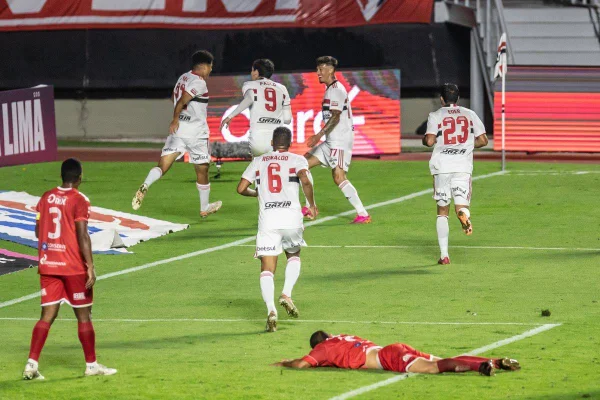 São Paulo toma susto, mas vence por 9 x 1 e avança na Copa do Brasil