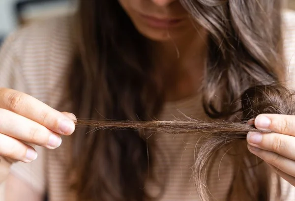 mulher olhando para Pontas de cabelo castanho -Metrópoles