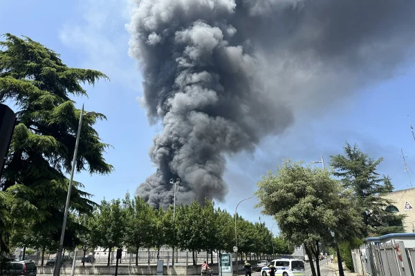 Imagem colorida, Incêndio em fábrica obriga cidade da Espanha a se confinar. Veja vídeo - Metrópoles