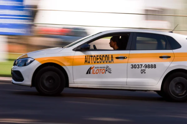 Foto colorida de carro de Autoescola em movimento