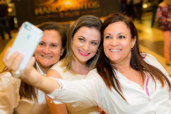 Jussara e Jackeline Bontempo com Priscila Castro Jussara e Jackeline Bontempo com Priscila Castro