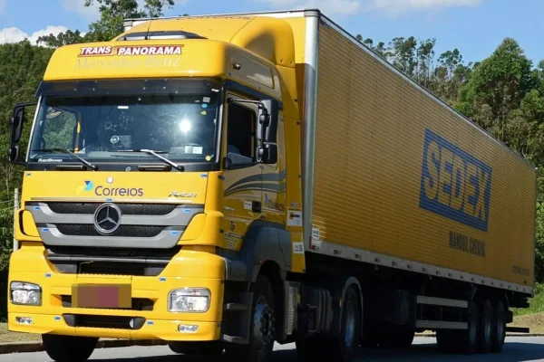 foto colorida de caminhão amarelo dos Correios trafegando em rodovia - Metrópoles