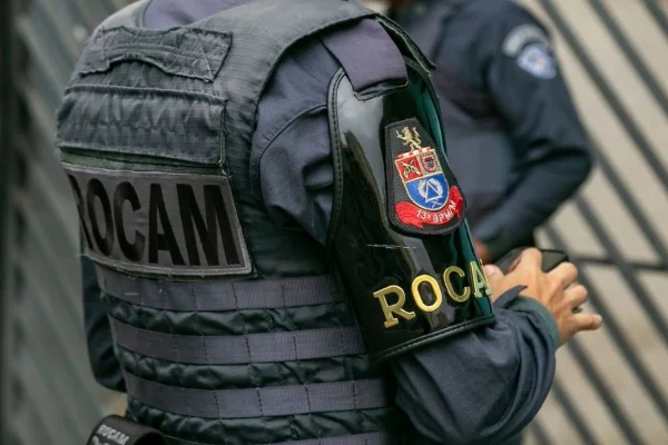 Imagem colorida mostra policial militar da Ronda Ostensiva com Apoio de Motocicletas (Rocam). Metrópoles