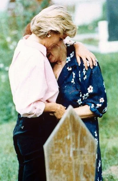 Princesa Diana consola a mãe de um soldado morto após pisar em uma mina terrestre, em agosto de 1997.
A princesa parou o carro com sua comitiva para dar um abraço na mulher que chorava sozinha no cemitério. Princesa Diana consola a mãe de um soldado morto após pisar em uma mina terrestre, em agosto de 1997.
A princesa parou o carro com sua comitiva para dar um abraço na mulher que chorava sozinha no cemitério.