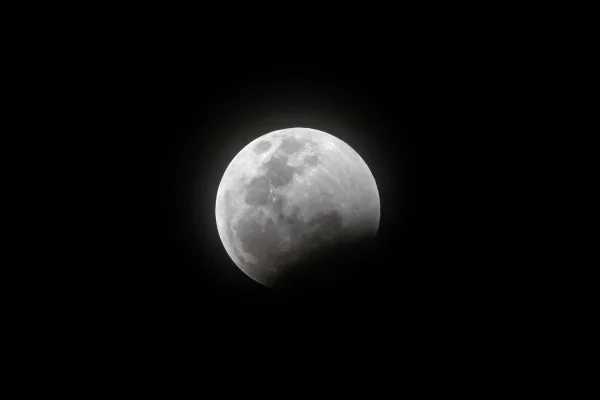 Imagem colorida de eclipse lunar - Metrópoles