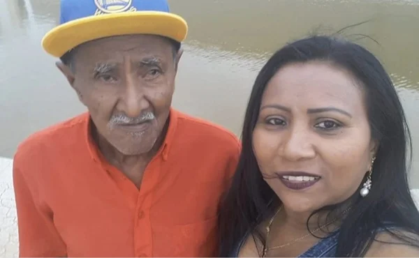 Ana Lúcia e o pai, Elizar Moreira Silva, que a reconheceu aos 102 anos de idade. Foto 1.