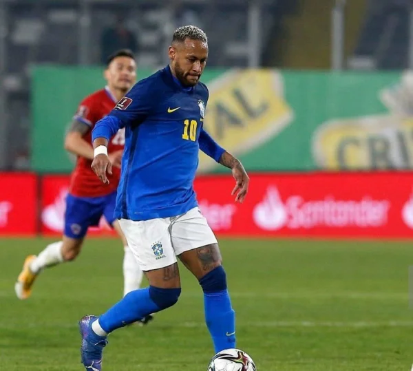Gordo? Neymar culpa camisa por “barriguinha” em jogo do Brasil