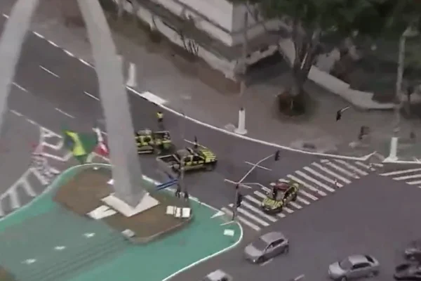 Rua da Prefeitura de Osasco fechada pela polícia