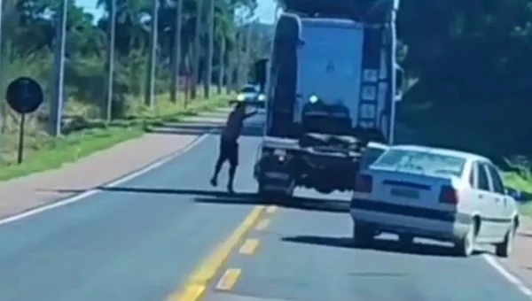 Imagem colorida de briga de trãnsito no PR - Metrópoles