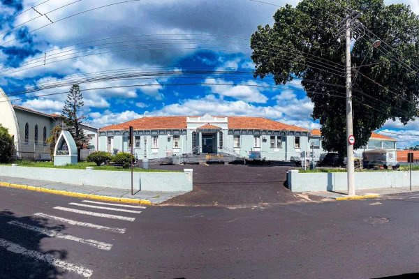 Imagem colorida mostra o hospital Santa Casa de Cajuru - Metrópoles