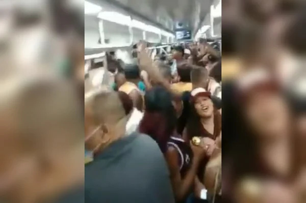 Festa funk clandestina em trem do Rio de Janeiro