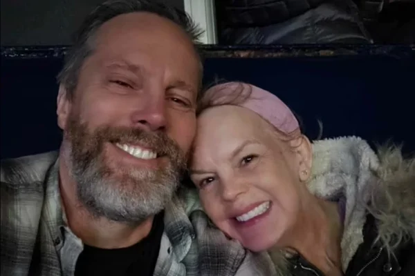 Foto de casal sorrindo - Metrópoles