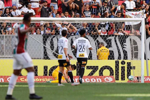 Ganso marca em frango de Cássio e Fluminense bate Corinthians no Mané
