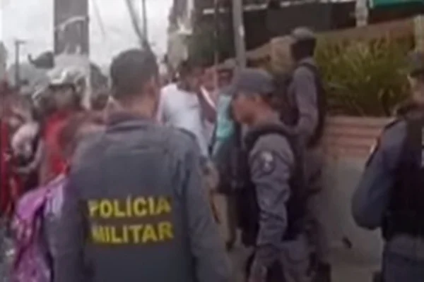Imagem colorida de policiais militares durante cortejo de motociclista morto após um acidente de trânsito - Metrópoles