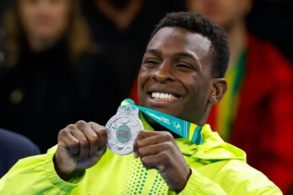 Imagem colorida de Keno Marley com medalha nas mãos - Metrópoles
