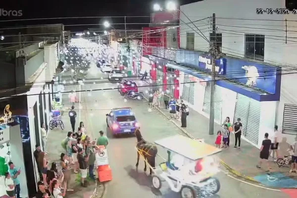 Motorista agride agente de trânsito que abria caminho para Papai Noel
