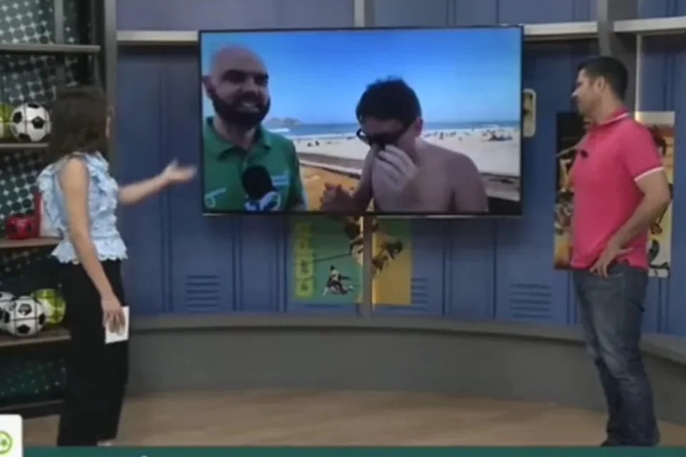 Isso porque o jornalista nem esperou a reportagem se encerrar para tirar a roupa e correr em direção ao mar Isso porque o jornalista nem esperou a reportagem se encerrar para tirar a roupa e correr em direção ao mar