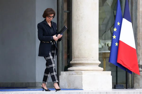 Imagem colorida, ministra da França reconhece falhas que facilitaram roubo no Louvre- Metrópoles