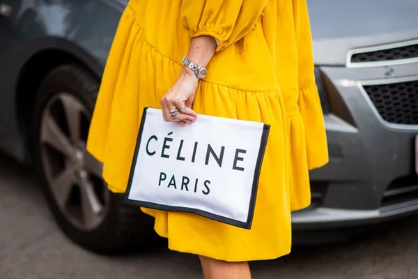 Hedi Slimane muda o logotipo da Celine e descaracteriza a marca