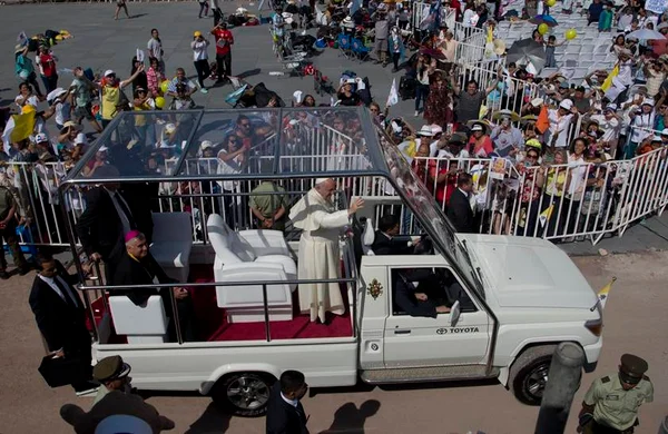 Milhares de pessoas recebem o papa Francisco em Lima