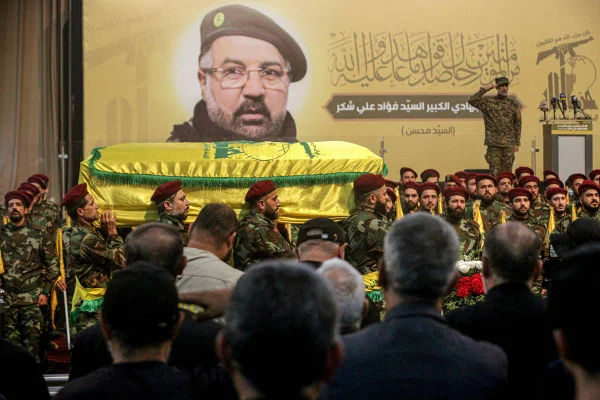 Imagem colorida mostra funeral de comandante do Hezbollah em Beirute - Metrópoles