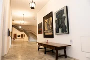 Quadro de Tomie Otake (à esquerda) em meio outras obras contemporâneas Quadro de Tomie Otake (à esquerda) em meio outras obras contemporâneas