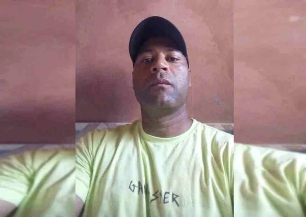 Homem de boné preto e camisa amarela