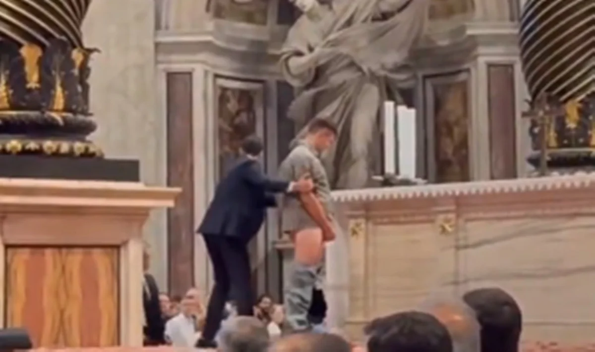 Homem urina no altar da Basílica de São Pedro, no Vaticano - Metrópoles